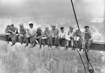 „...und machet sie euch untertan und herrschet“: Arbeiter auf einem Stahlträger beim Bau des Rockefeller Centers am 29. September 1932